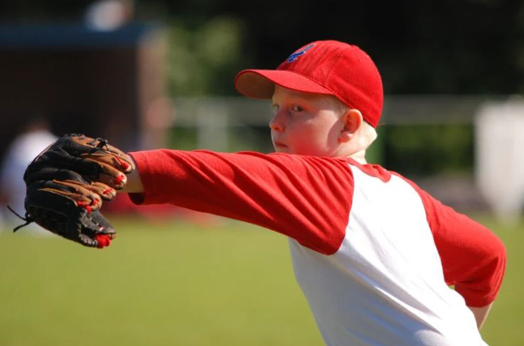 14岁男生在学校性格活泼，回到家却不愿说话，怎么办？